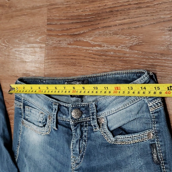 (27W/31L) Silver Jeans Co. Lola Distressed Faded Light Wash Bootcut Jeans - Picture 10 of 11